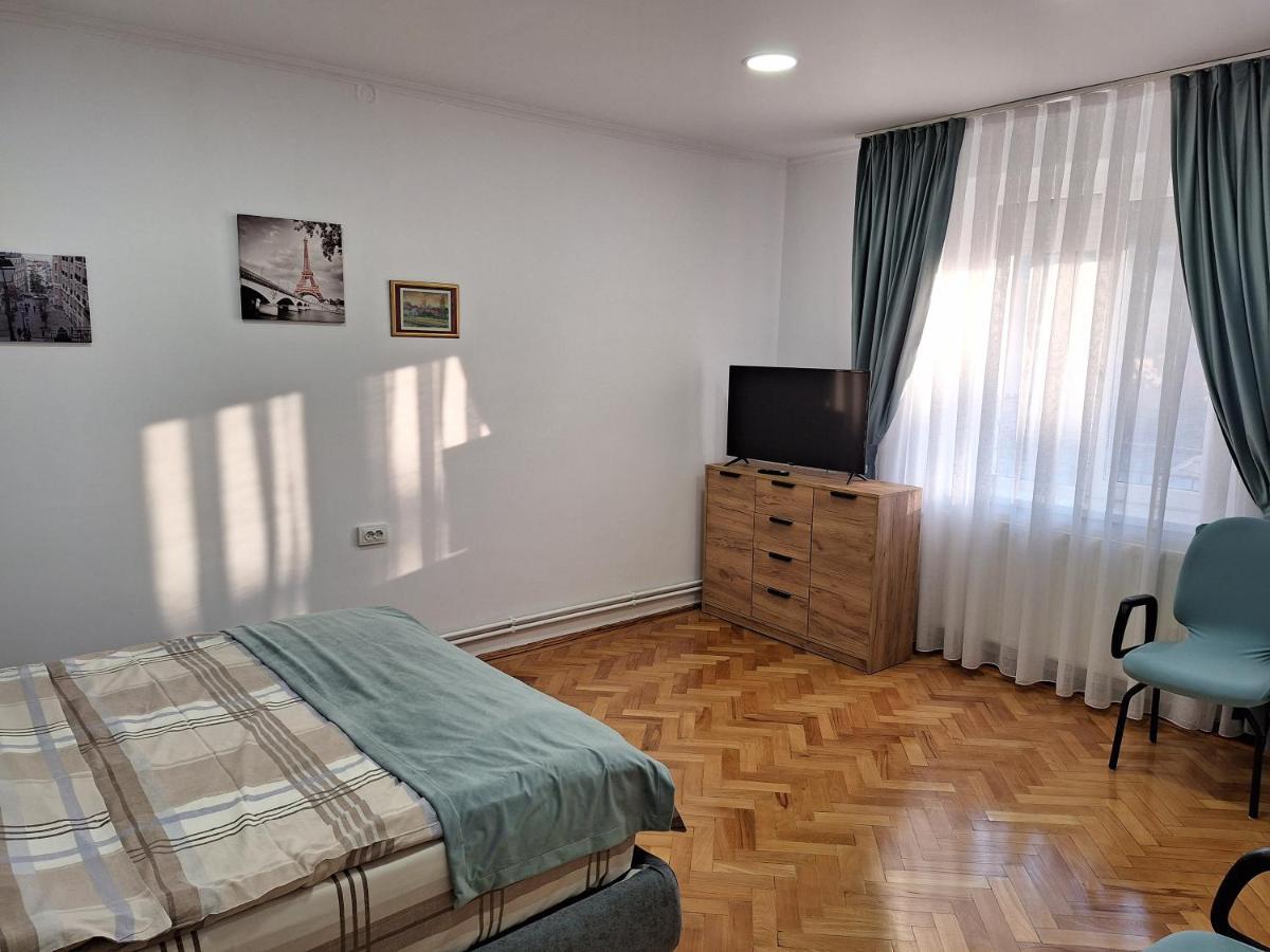 Black Eagle Central Unirii Square, 2 King Size Bedrooms, Free Private Parking Oradea Dış mekan fotoğraf