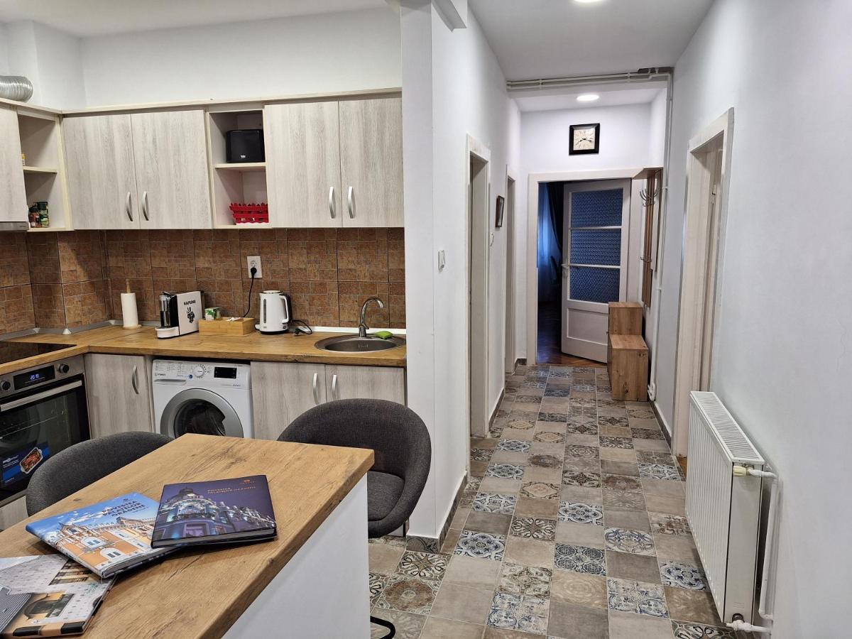 Black Eagle Central Unirii Square, 2 King Size Bedrooms, Free Private Parking Oradea Dış mekan fotoğraf
