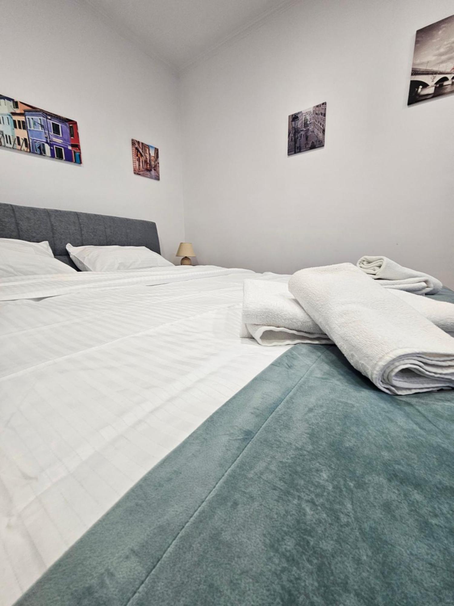 Black Eagle Central Unirii Square, 2 King Size Bedrooms, Free Private Parking Oradea Dış mekan fotoğraf